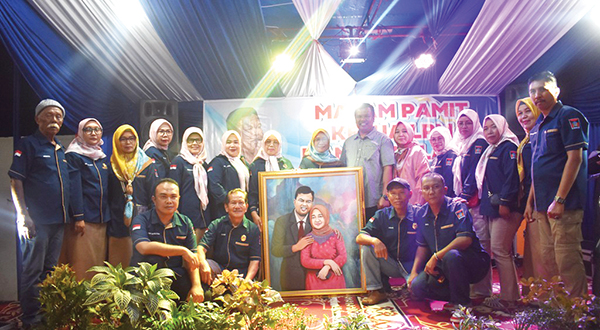 Foto bersama Sonny AffandiST dengan pengurus LPM Kampung Lapai