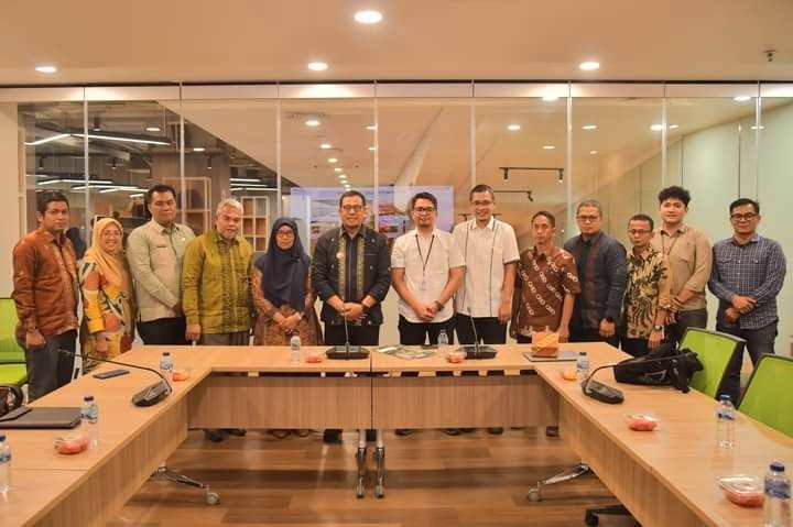 Pemko Sawahlunto Usulkan Program Prioritas 1 PROGRAM PRIORITAS— Pj Wako Sawahlunto Zefnihan foto bersama usai pembahasan terkait OCMHS dan Geopark Nasional Sawahlunto.