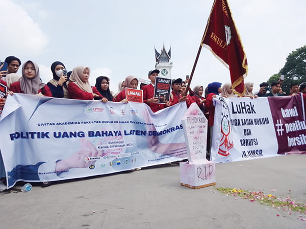 KAMPANYE POLITIK ANTI UANG—  sejumlah mahasiswa dari berbagai kampus di Kota Bukittinggi menggelar aksi damai yang dipusatkan di jam Gadang, Kamis (1/2).