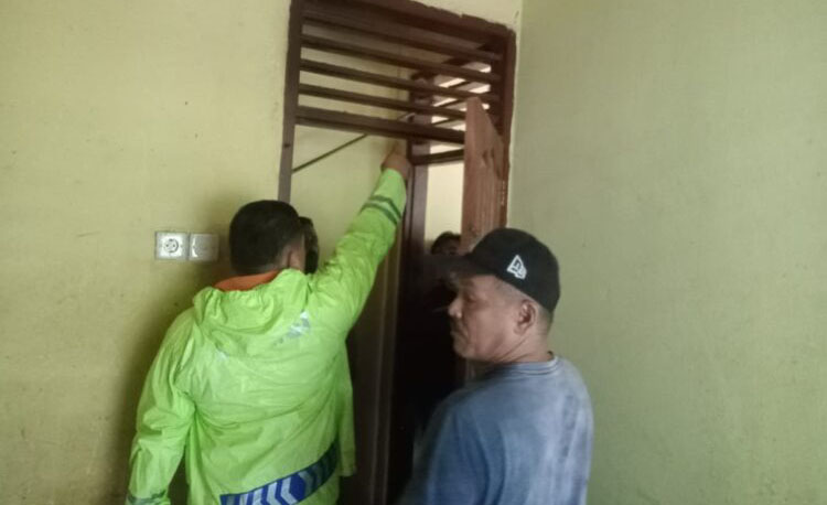 IRT Tewas Gantung Diri di Kusen Pintu Kamar 1 OLAH TKP— Polisi melakukan olah TKP kasus gantung diri di Simpang Lancang Aur Malintang, Kabupaten Padangpariaman.