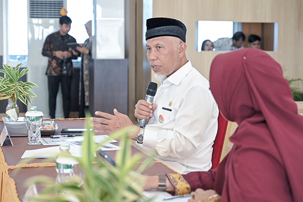 OUTLOOK FISKAL— Gubernur Mahyeldi saat menghadiri kegiatan Outlook Fiskal tahun 2024 di Kantor Ditjen Perbendaharaan (DJPb) Sumbar, Jumat (16/2).