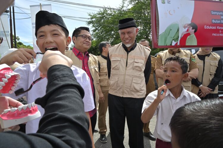 FKG Unand Edukasi Kesehatan Gigi Ribuan Santri, Gubernur Mahyeldi Apresiasi Iven Senyum Sehat Ramadhan 1 SENYJM SEHAT RAMADHAN— Gubernur Mahyeldi Ansharullah, saksikan kegiatan iven Senyum Sehat Ramadhan yang digelar oleh Fakultas Kedokteran Gigi (FKG) dan Rumah Sakit Gigi dan Mulut (RSGM) Universitas Andalas (Unand), Senin (5/2).