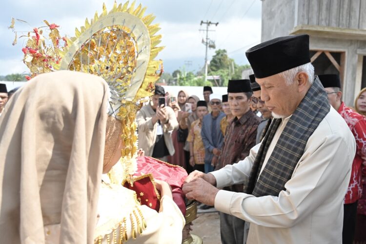 SIRIAH CARANO—Gubernur Sumatera Barat (Sumbar), Mahyeldi Ansharullah, disambut siriah daloam carano oleh anak daro di Nagari Canduang Koto Laweh.