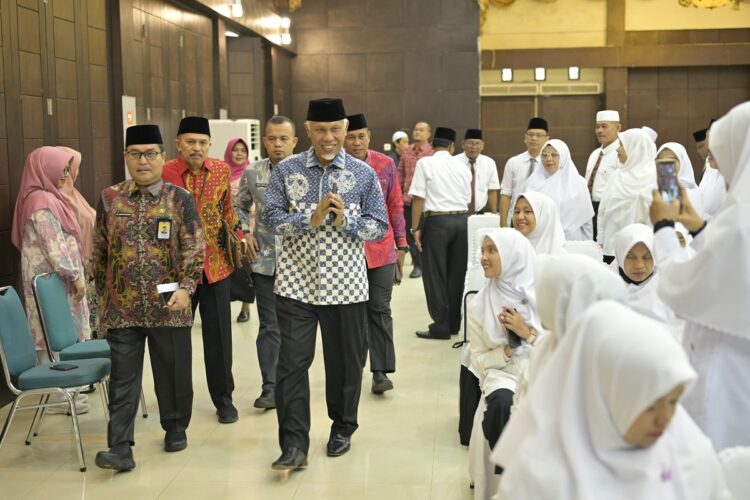BUKA—Gubernur Mahyeldi  saat membuka Bimbingan Teknis (Bimtek) bagi PPIH dan PHD Tahun 1445 H/2024 M, di Aula Makkatul Mukarramah Asrama Haji Embarkasi Padang, Kamis, (22/2).
