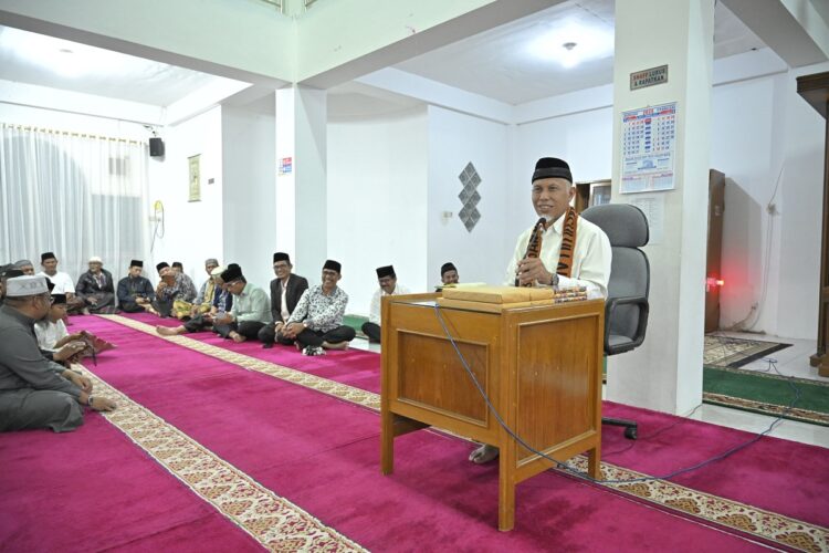 Belajar dari Peristiwa Isra’ Mikraj, Setiap Masalah Ada Solusi, Kuncinya Persatuan, Kekompakan dan Kebersamaa 1 CERAMAH—Gubernur Sumbar Mahyeldi saat ceramah Isra' Mi'raj di Masjid Zulfa Dalam Koto, Nagari Kamang Hilia, Kec. Kamang Magek, Kabupaten Agam, Minggu (11/2).