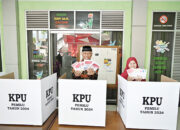 Berikan Hak Pilih di TPS 12 Jati Baru Padang, Mahyeldi: Partisipasi Masyarakat Sumbar Bisa di Atas 80 Persen