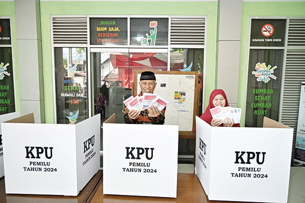 Gubernur Mahyeldi dan Keluarga Tunaikan Hak Pilih pada Pemilu 2024 di TPS 12 Jati Baru Padang