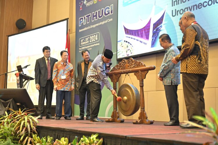 PUKUL GONG— Gubernur Sumbar Mahyeldi Ansharullah, pukul  gong saat membuka secara resmi Pertemuan Ilmiah Tahunan Himpunan Uroginekologi Indonesia (PIT HUGI) 2024 di The ZHM Premiere, Kamis (22/24).