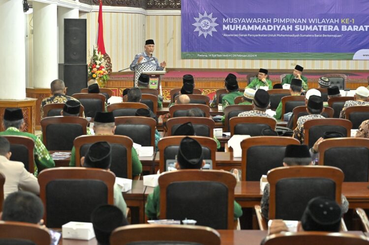 SAMBUTAN— Gubernur Sumbar Mahyeldi Ansharullah memberikan sambutan dalam Muspimwil ke-1 Muhammadiyah Sumbar, di Aula Kantor Gubernur, Sabtu (24/2).