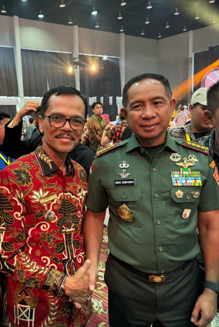 FOTO BERSAMA— Bupati Limapuluh Kota  Safaruddin bersama Panglima TNI saat peringatan HPN di Jakarta.