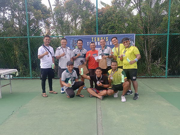 TURNAMEN TENIS— Tiga Petenis, Heru, Dr Hamdi dan Prof Syahrial menjadi juara tenis turnament executive gelaran Dragon Tennis Club, Sabtu (24/2) di lapangan tenis Sekora Komplek Perumahan Pasir Putih Tabing Padang.