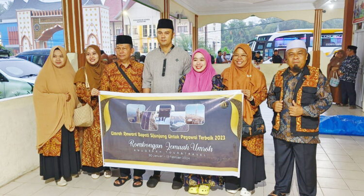 DILEPAS— Bupati Sijunjung Benny Dwifa Yuswir dan Wabup Iraddatillah melepas keberangkatan ASN berkinerja terbaik yang mendapatkan reward umrah gratis.