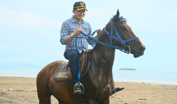 Berwisata Islami di Pantai Pasir Jambak, Pemko Hadirkan Olahraga Berkuda dan Memanah 1 BERKUDA— Wakil Wali Kota Padang, Ekos Albar mencoba menunggangi kuda di objek wisata Pantai Pasir Jambak, Kelurahan Pasie Nan Tigo, Kecamatan Kototangah, Sabtu (3/2).