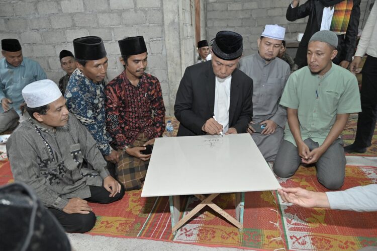 RESMIKAN—Gubernur Sumatera Barat (Sumbar), Mahyeldi Ansharullah meresmikan Masjid Nurul Jannah Indah di Jorong Solok Badak, Nagari Limo Koto, Kecamatan Koto VII, Kabupaten Sijunjung, Jumat (2/2).
