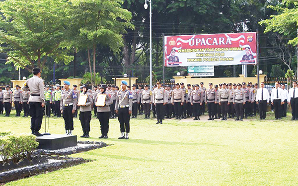 Langgar Kode Etik Polri dan Tersandung Kasus Narkotika, 2 Personel Polresta Diberhentikan Tidak Hormat 1 DIBERHENTIKAN TIDAK HORMAT— Kapolresta Padang, Kombes Pol Ferry Harahap, memimpin upacara pemberhentian tidak hormat terhadap dua personel Polresta Padang, Rabu (7/2).