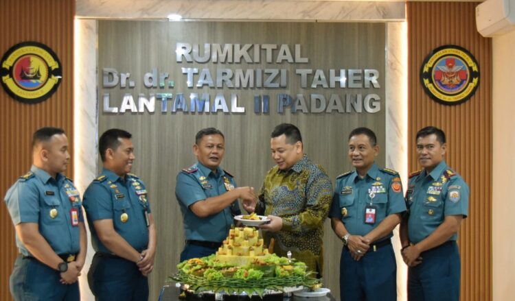 SYUKURAN— Danlantamal II Padang Laksamana Pertama TNI Syufenri, memotong tumpeng sebagau wujud syukur atas keberadaan Rumah Sakit Dr dr H Tarmizi Taher, di jalan Sutan Syahrir, Bukit Putus. Ikut hadir tamu istimewa, putra dari Dr dr H Tarmizi Taher, Dirgantara Tarmizi.