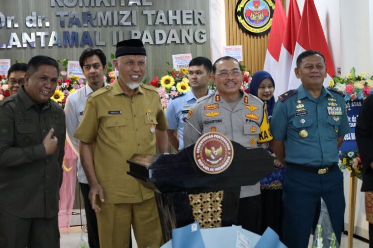 HADIRI VICON—Danlantamal II Laksma TNI, Syufenri.S.Sos.,M.Si, Gubernur Mahyledi,  Kapolda Sumbar Irjen Pol Suharyono.S.Ik.,S.H.   menghadiri peresmian secara Vicon bertempat di Rumah Sakit Dr dr H Tarmizi Taher Jalan Sutan Syahrir Bukit Putus Kota Padang.