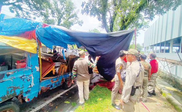 Lapak PKL di Sawahan dan Aru Indah Ditertibkan 1 PENERTIBAN LAPAK PEDAGANG— Personel Satpol PP Kota Padang menertibkan para PKL yang masih berjualan di atas fasum dan melanggar aturan di sekitar jalan Sawahan, dan jalan Aru Indah, Kecamatan Lubuk Begalung, Rabu (21/2) siang.