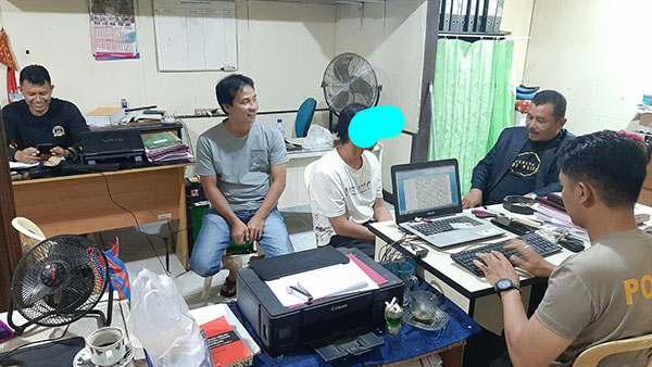 DIPERIKSA— 
AZ (38) saat menjalani pemeriksaan oleh unit PPA Satreskrim Polres Payakumbuh atas kasus pencabulan terhadap anak di bawah umur hingga menyebabkan korban hamil.