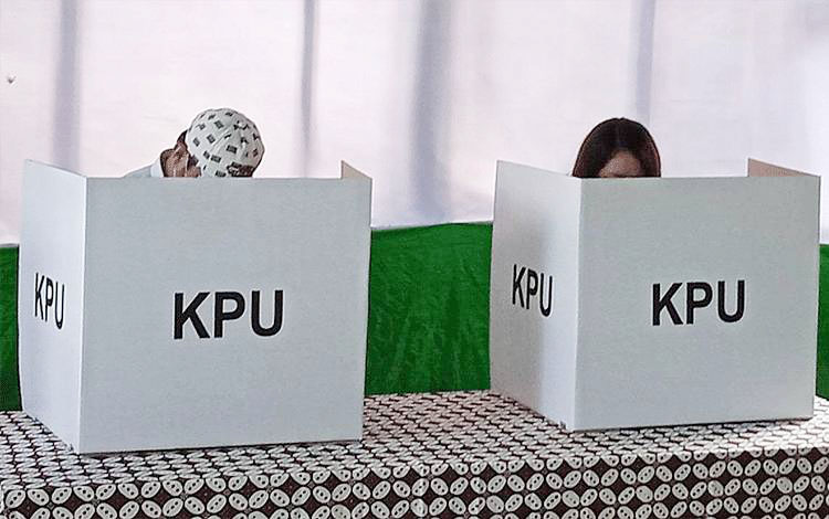 Besok, Ayo Datang ke TPS untuk Mencoblos, Jangan Golput, Gunakan Hak Pilih Anda 1 ILUSTRASI— Masyarakat menggunakan
hak pilihnya di TPS.