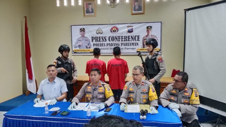 Kecanduan Nonton Film Porno, Imam Masjid Tega Cabuli Bocah 6 Tahun, Modusnya Bujuk Korban Pakai Permen dan Uang Rp 2 Ribu 1 CABUL— Kapolres Padangpariaman AKBP Ahmad Faisol Amir saat memaparkan pengungkapan kasus pencabulan yang dilakukan imam masjid.