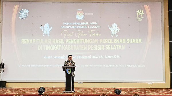 RAPAT PLENO TERBUKA— Ketua KPU Pessel Aswandi, saat memberikan sambutan dalam rapat pleno terbuka rekapitulasi penghitungan perolehan suara di tingkat Kabupaten Pessel yang dilaksanakan di Gedung PCC Pemkab Pessel, Rabu (28/2).