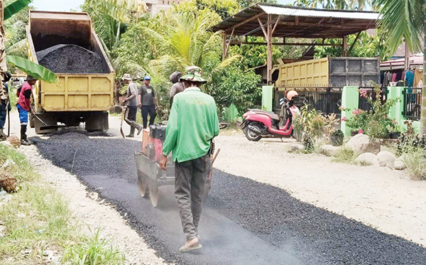 Jalan Penghubung Koto Pulai-Balai Gadang Sudah Mulus 1 PENGASPALAN— Pekerja tengah melakukan pengaspalan di ruas jalan di RT 1/RW 1, Kelurahan Koto Pulai, Kecamatan Kototangah, Kamis (15/2). Jalan penghubung itu kini sudah mulus kembali dan memperlancar aktivitas masyarakat.