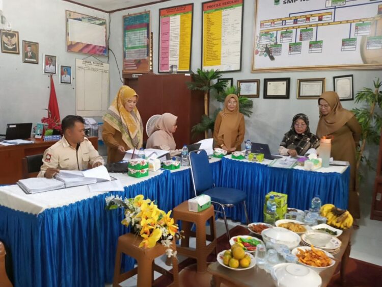 PEMERIKSAAN— Tim Inspektur Kabupaten Padangpariaman yang dipimpin Hendra Aswara melakukan pemeriksaan dan audit dana BOS di SD 2 Kayutanam.