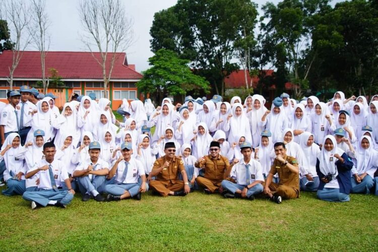 FOTO BERSAMA—Siswa siswi SMA 2 Lintau Buo, foto bersama Bupati Eka Putra, Kadisdik Tanahdatar In Hendri Abbas serta Kepsek.