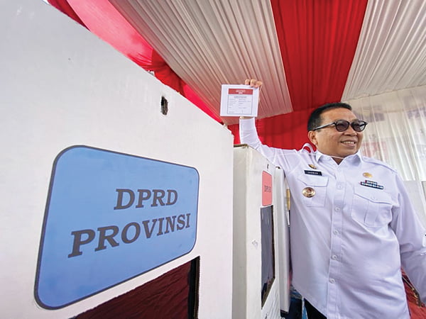 Matangkan Persiapan Jelang Hari Pemungutan Suara, KPU Payakumbuh Gelar Simulasi Pemilu 1 SIMULASI PEMILU— Pj Wali Kota Payakumbuh memberikan hak pilih dalam acara simulasi yang digelar KPU Kota Payakumbuh, Rabu (31/1).