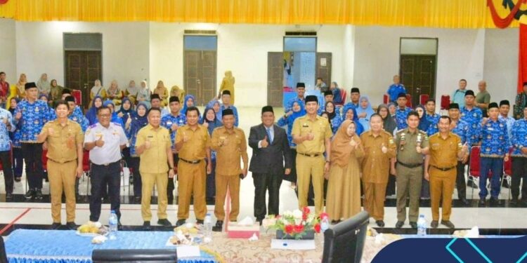 FOTO BERSAMA—Bupati Padangpariaman Suhatri Bur  foto bersama dengan para pejabat administrator yang dilantik, kemarin.