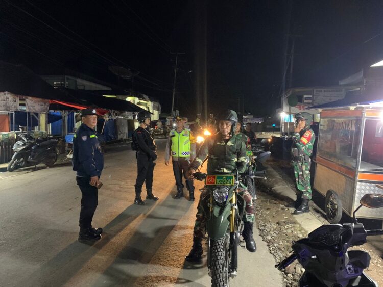 Jaga Kondusivitas, Polres Pasbar Patroli Gabungan 1 PATROLI GABUNGAN— Kapolres Pasbar AKBP Agung Tribawanto, memimpin Patroli gabungan dengan melibatkan 50 personel dari Polres Pasbar, Kompi 3 Batalyon B Sat Brimobda Sumbar, Koramil 02/Simpang Empat Kodim 0305/Pasaman, dan Sat Pol PP Kabupaten Pasbar.