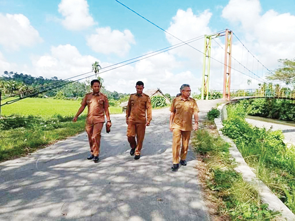 Sudah Tidak Layak Dilalui, Pemerintah akan Bangun Jembatan Baru Akses Utama Warga Simaruok 1 TINJAU— Kepala DPUTR Agam, Ofrizon saat meninjau kondisi jembatan gantung Simaruok, Nagari Garagahan, Kecamatan Lubuk Basung.