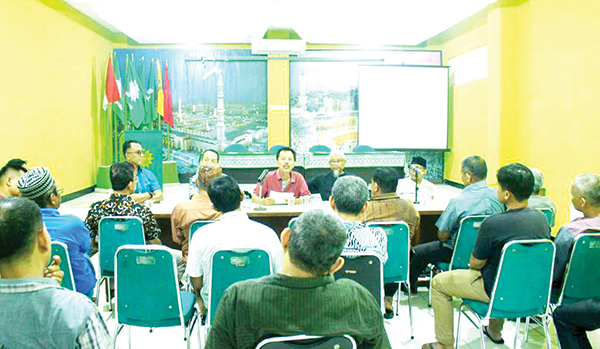 TOLAK KENAIKAN RETRIBUSI— KPP Pasar Raya Kota Padang menggelar rapat untuk menolak kenaikan iuran retribusi pertokoan Pasar Raya Padang, di aula rapat Masjid Muhammadiyah, Senin (5/2).