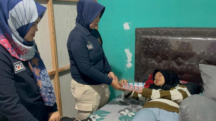 KPPS Alami Kelelahan, Polres Sawahlunto Turunkan Dokkes 1 PERIKSA KESEHATAN— Kasi Dokkes Polres Sawahlunto Aipda Yuli Erwati, melakukan pemeriksaan kesehatan terhadap anggota KPPS yang mengalami kelelahan, Kamis (15/2) malam.