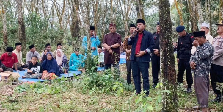 MENINGGAL— Pemakaman anggota KPPS yang meninggal dunia beberapa hari lalu.