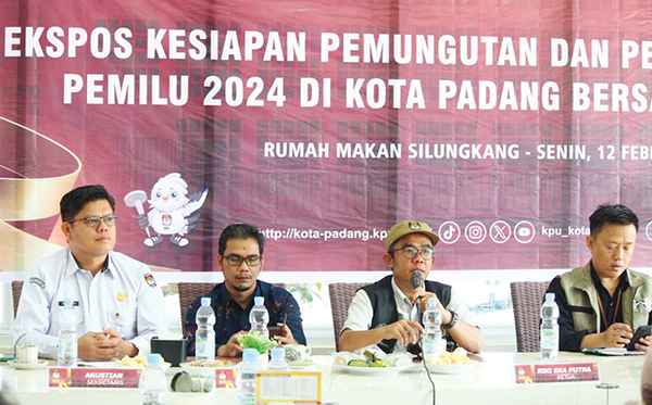 KESIAPAN HARI PENCOBLOSAN— Ketua KPU Kota Padang Riki Eka Putra bersama Komisioner KPU Kota Padang Kordiv Perencanan Data dan Informasi Arianto, Kordiv Hukum dan Pengawasan Amid Muttaqim, Sekretaris KPU Kota Padang, Agustin, memberikan keterangan pers kepada awak media untuk kesiapan jelang hari pencoblosan Pemilu Serentak 14 Februari, Senin (12/2).