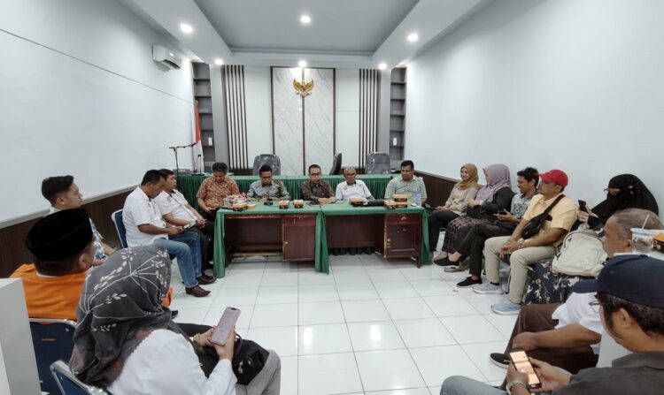 SILATURAHMI— Pertemuan silaturahmi antara PJKIP Sumbar dengan Komisioner KI Sumbar, Rabu (28/2).