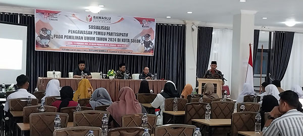 Bawaslu Ingatkan Warga Berpartisipasi Aktif 1 SOSIALISASI— Bawaslu Kota Solok menggelar sosialisasi pengawasan pemilu partisipatif dan mengajak masyarakat ikut menyukseskan Pemilu Serentak 2024, pada 14 Februari besok.