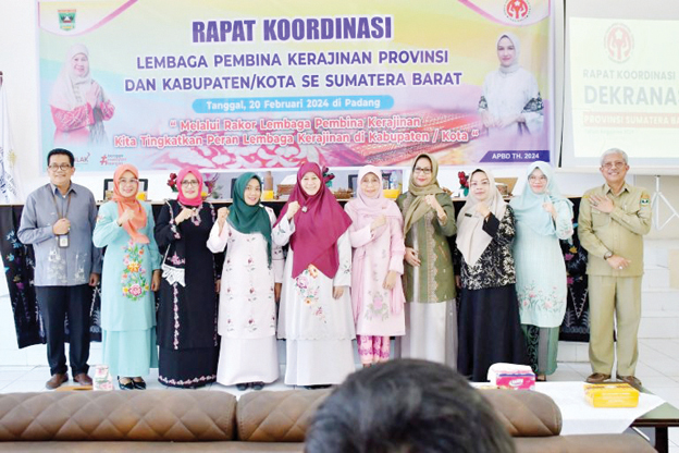 RAKOR— Ketua Dekranasda Kabupaten Agam Ny .Yenni Andriwarman hadiri Rapat Kordinasi (Rakor) Lembaga Pembina Kerajinan Provinsi, Kabupaten dan Kota di Kantor Dekranasda Sumbar, Selasa (20/2).