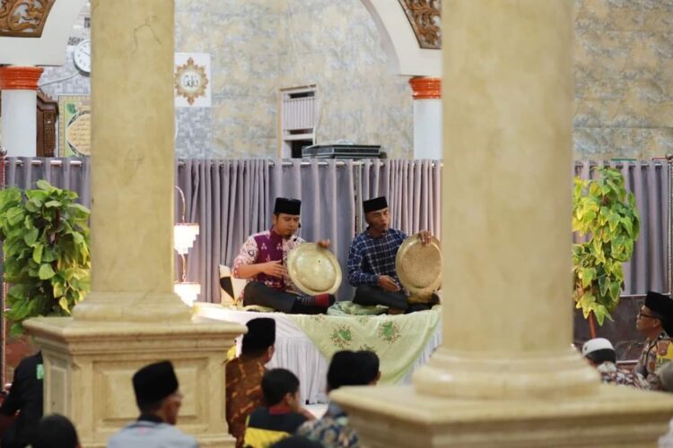 SALAWAIK DULANG— Aksi kesenian salawaik dulang yang digelar oleh warga Gawan 
menyambut Isra dan Mi`raj.