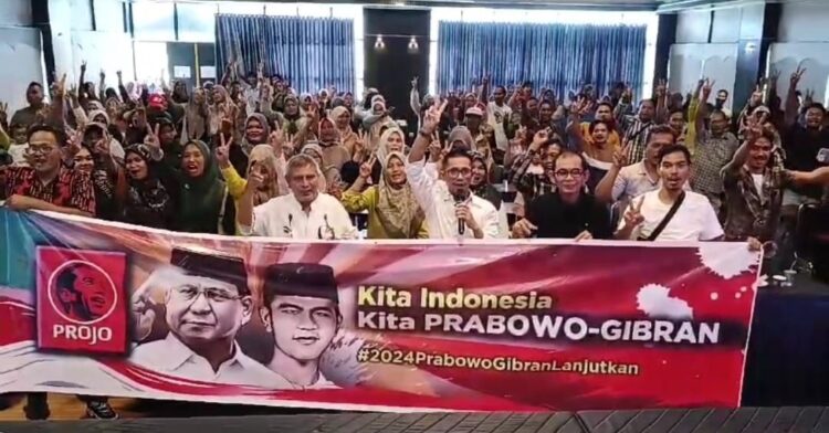 AJAKAN BERSATU— Ketua DPD Projo Provinsi Sumbar, Muhammad Husni Nahar bersama ratusan relawan Projo di Sumbar, kemarin.