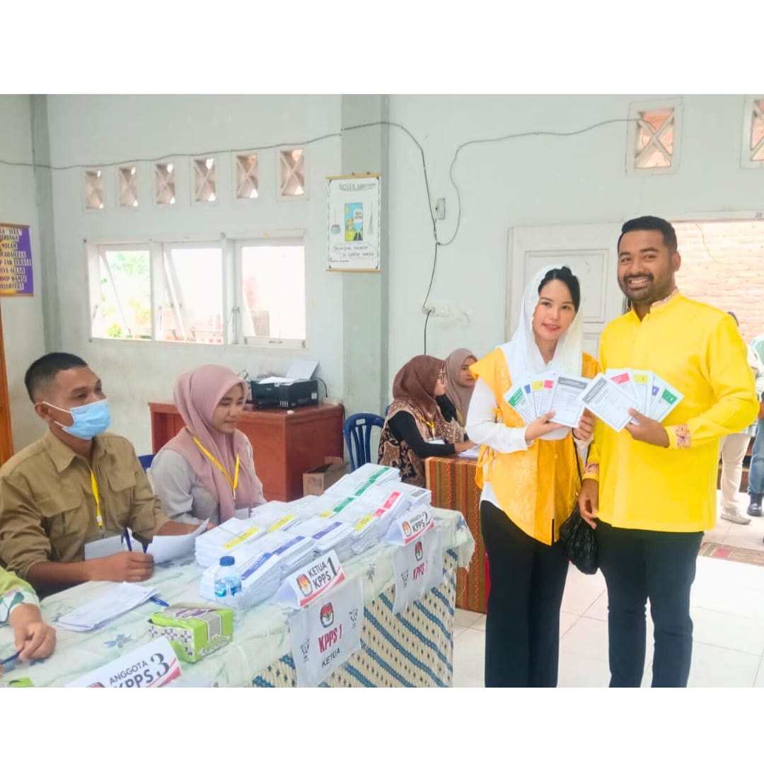 Ketua DPRD Solok Selatan Zigo Rolanda bersama istri dan bupati Khairuna bersama istri pada TPS yang sama