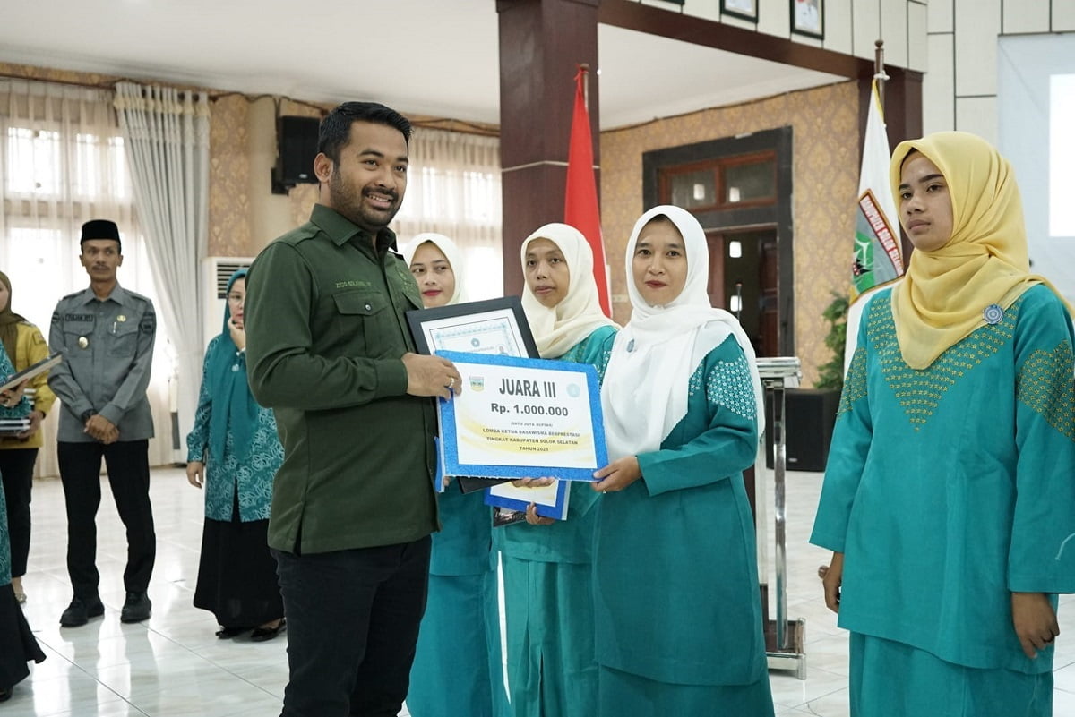 Ketua DPRD Solsel dan Ketua TP PKK Kabupaten Solok Selatan Ny Erniati Khairunas di Aula Sarantau Sasurambi Kantor Bupati Solsel