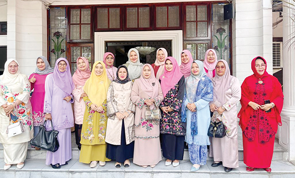 SILATURAHMI— Ketua GOW Kota Padang, Ny. Siti Sundari Idham Ekos Albar berfoto bersama dengan para Ketua GOW se-Sumbar di Rumah Dinas Wakil Wali Kota Padang, Selasa (20/2), usai kegiatan silaturahmi.