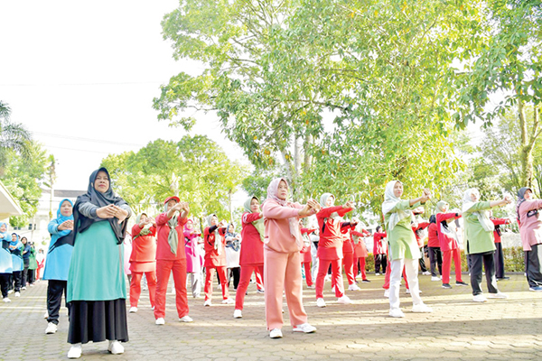 SENAM PAGI— Ketua TP-PKK Agam Ny. Yenni Andri Warman ikut senam pagi bersama sejumlah pengurus TP.PKK Kecamatan dan Kelompok Dasawisma di wilayah Agam Timur, Minggu (4/2).