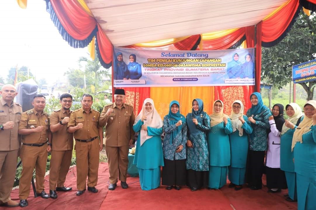 Ketua Tim Penilai sekaligus Ketua TP PKK Provinsi Sumbar Ny.Harnelli Mahyeldi