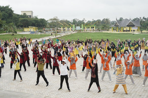 Limapuluh Kota Punya RTH di IKK Sarilamak 1 SENAM MASSAL— Bupati Limapuluh Kota Safaruddin senam massal di RTH bersama masyarakat.