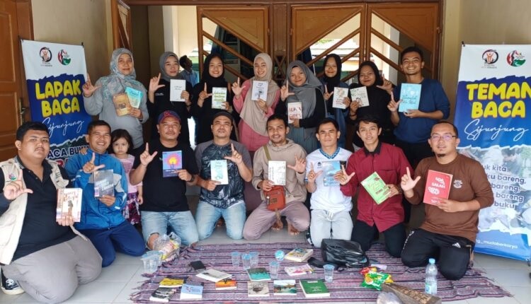 Komunitas Sijunjung Muda Berkarya, Adakan Gerakan Baca Bersama di Lapangan M Yamin Muaro 1 PROGRAM—Komunitas Sijunjung Muda Berkarya adakan program Teman Baca Sijunjung berkolaborasi bersama Komunitas Literasi Kita.
