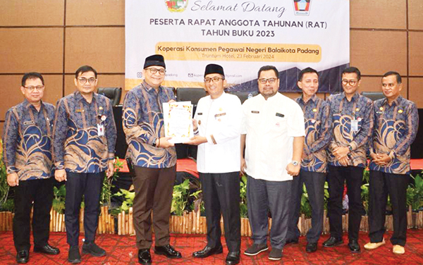 KOPERASI SEHAT— Wali Kota Padang Hendri Septa, menyerahkan Sertifikat Hasil Penilaian Kesehatan Koperasi Simpan Pinjam untuk Tahun Buku 2023 dengan kategori ‘Sehat’ kepada Ketua Koperasi KPN Balai Kota Padang Andree Algamar, Jumat (23/2).